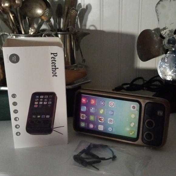 💥SOLD💥 Retro TV Bluetooth Speaker Mobile Phone Holder - Picture 5 of 7